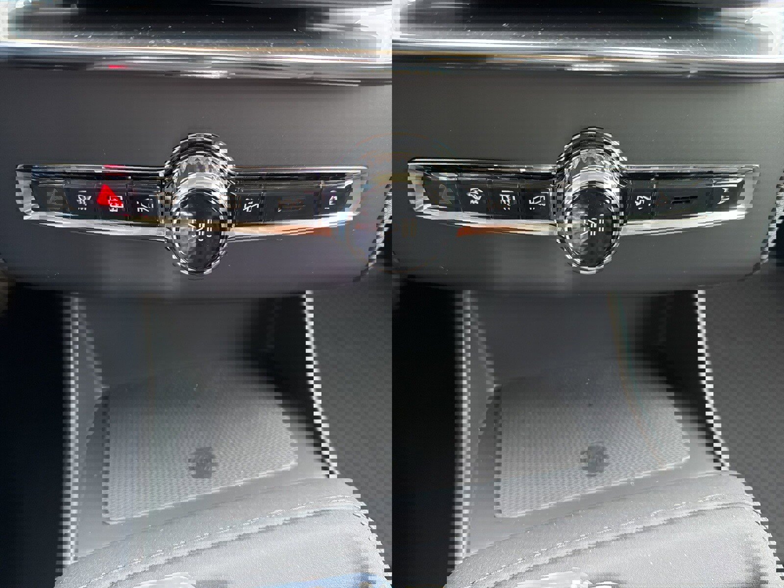 New 2026 Volvo XC90 B5 Core w/ Protection Package Premier image 28