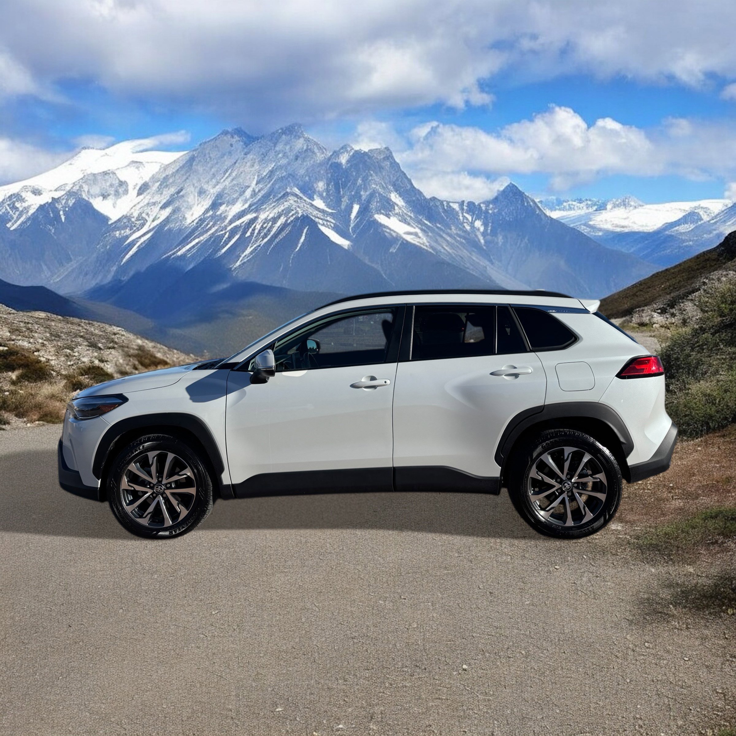 Used 2024 Toyota Corolla Cross XLE image 2