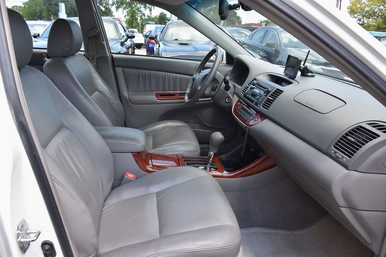 Used 2004 Toyota Camry XLE w/ VSC & Side Airbag Pkg FWD image 18