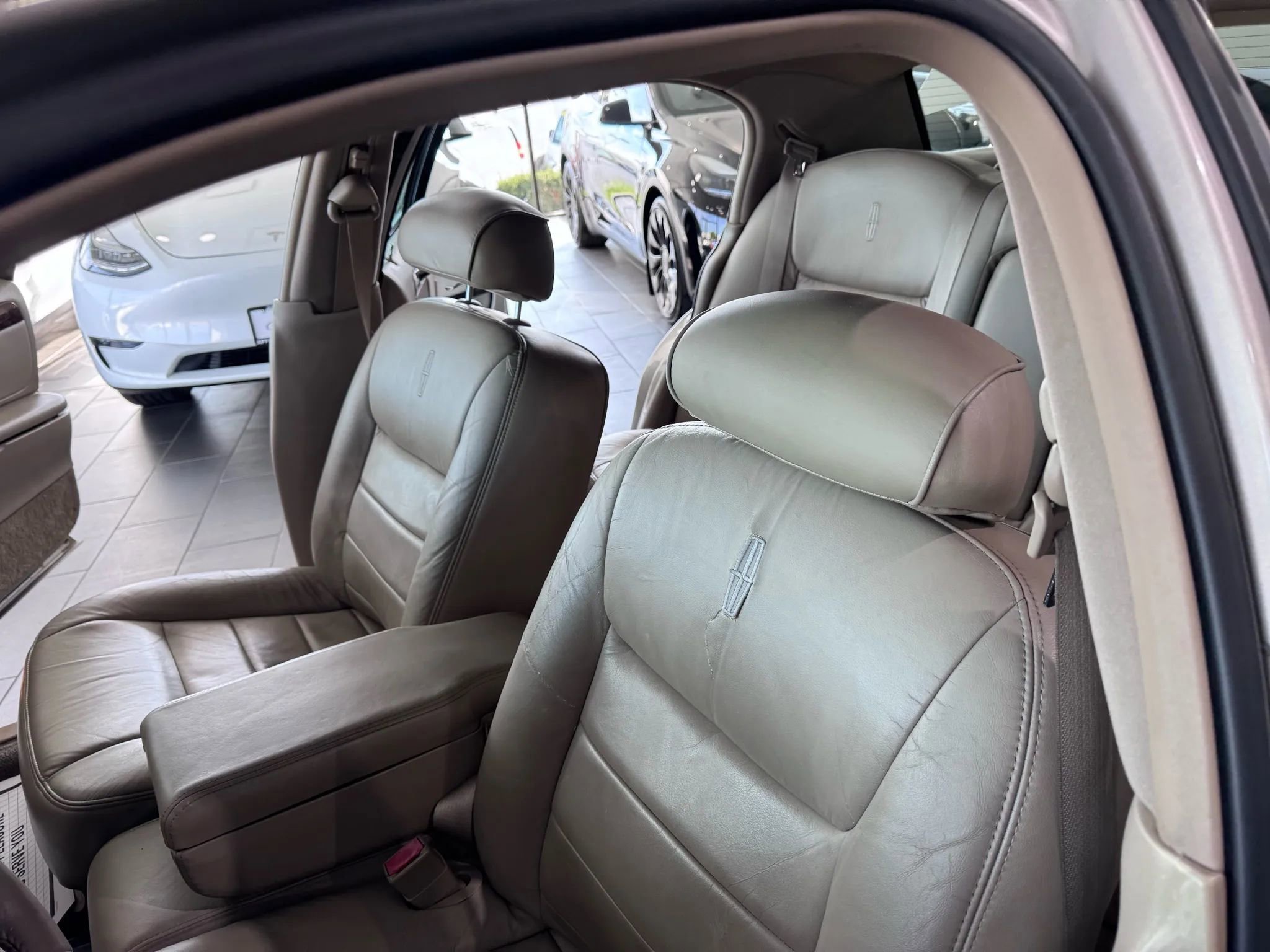 Used 2002 Lincoln Town Car Executive image 10