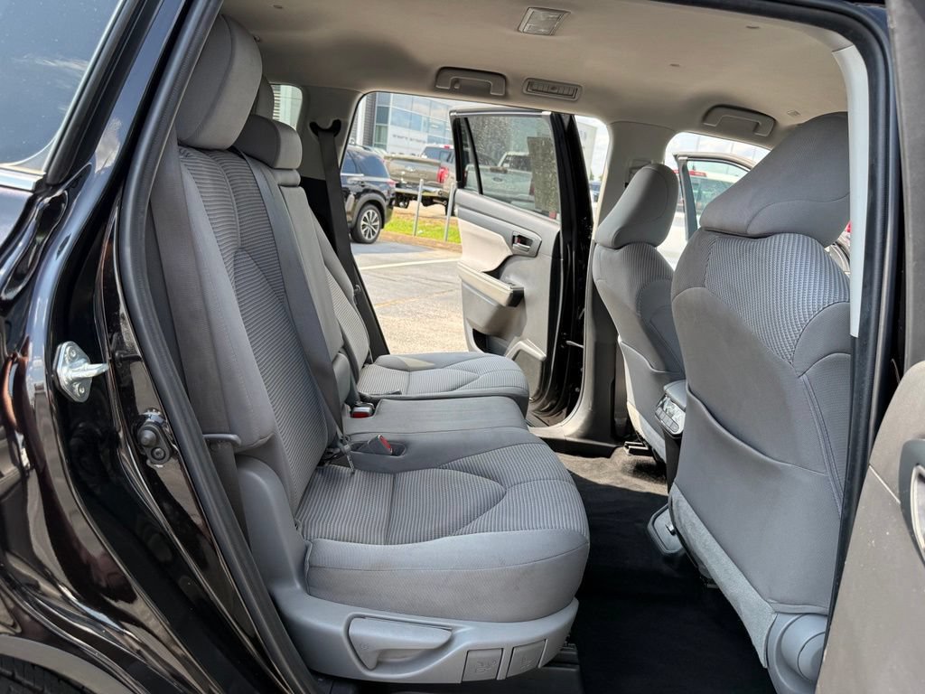 Used 2022 Toyota Highlander LE FWD image 30