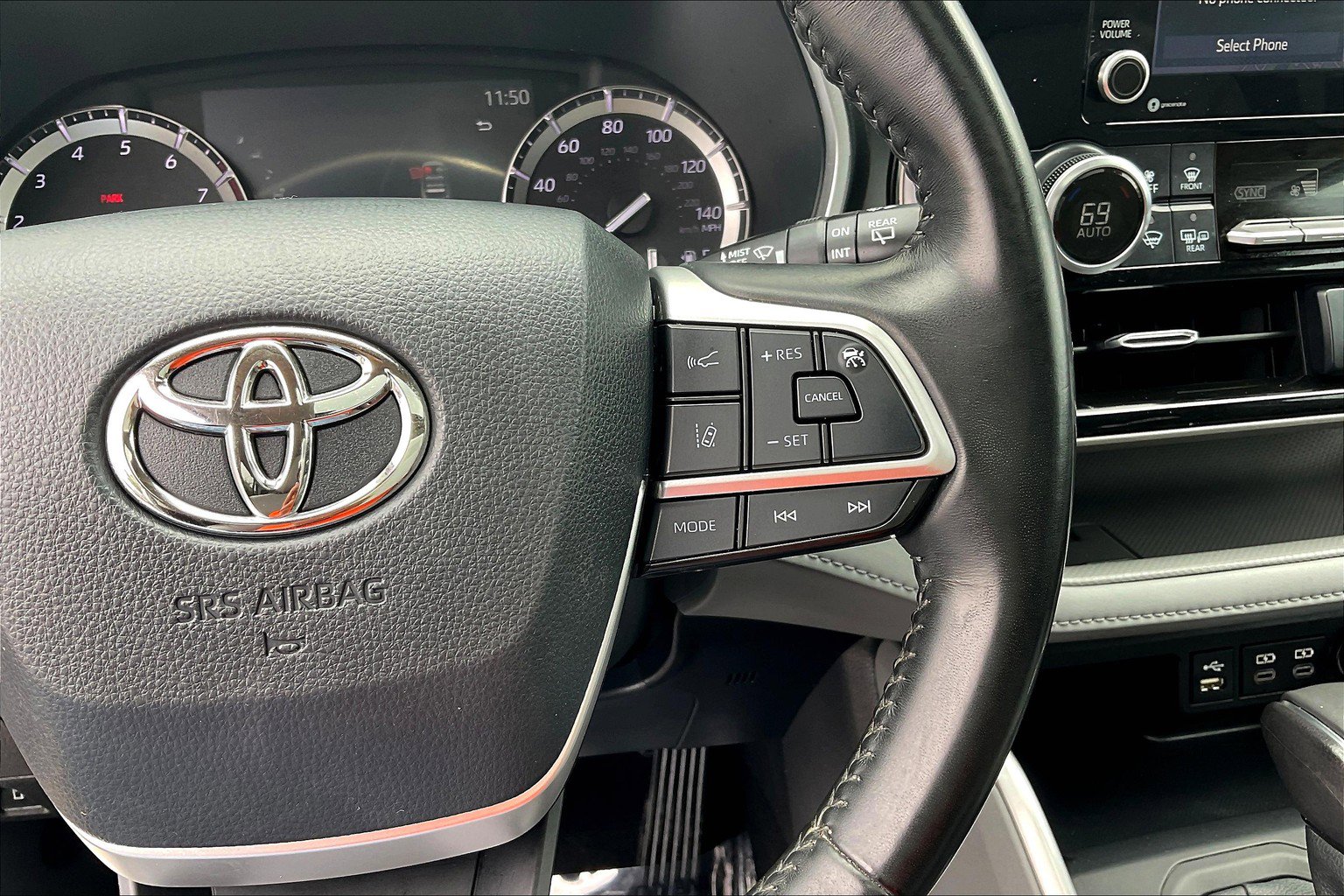 Used 2022 Toyota Highlander XLE AWD/4WD image 24