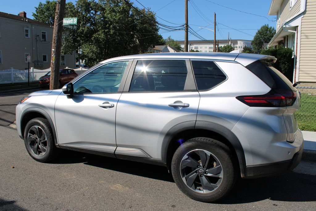 Used 2024 Nissan Rogue SV FWD image 8