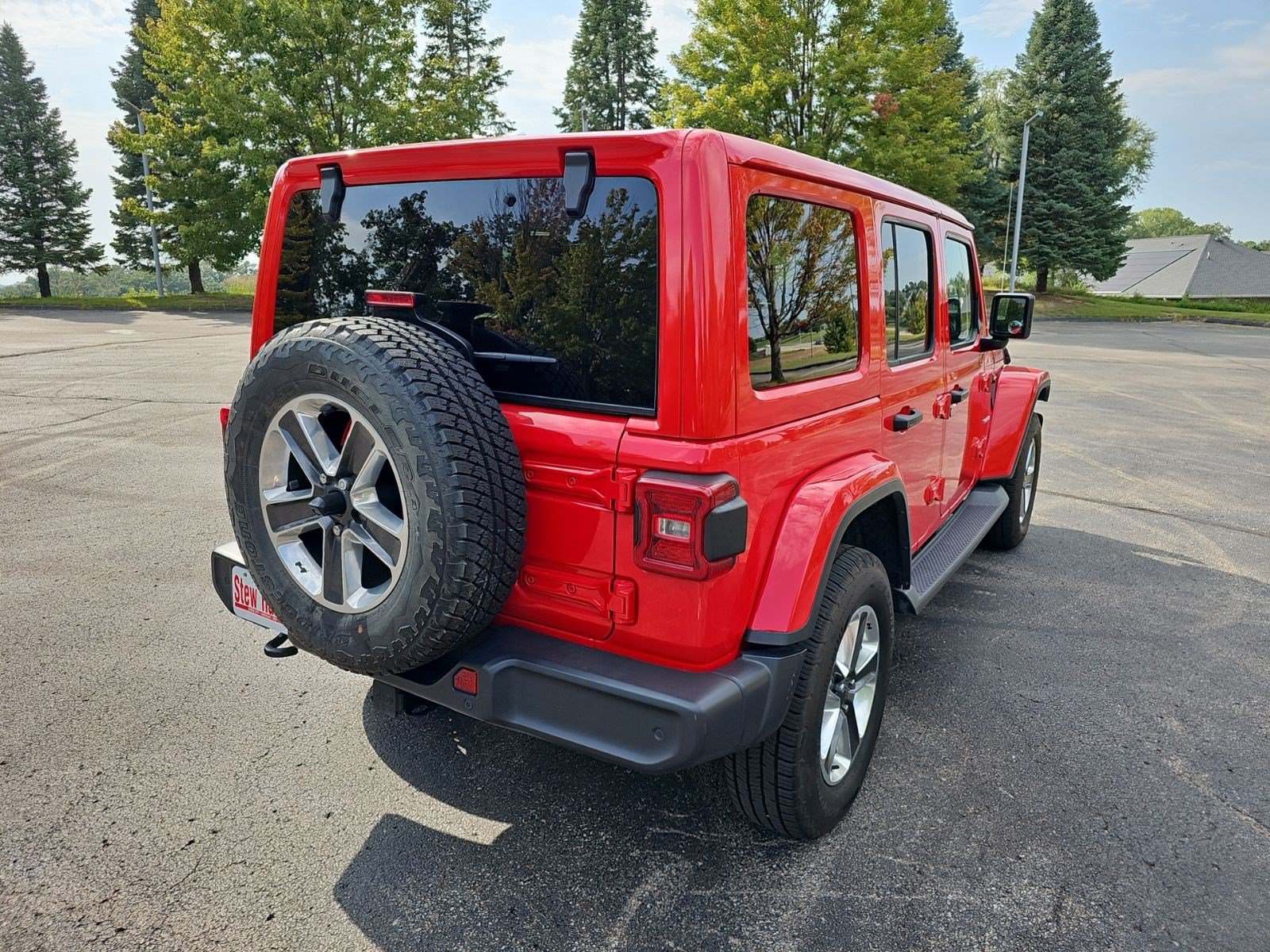 Used 2018 Jeep Wrangler Unlimited Sahara AWD/4WD image 6