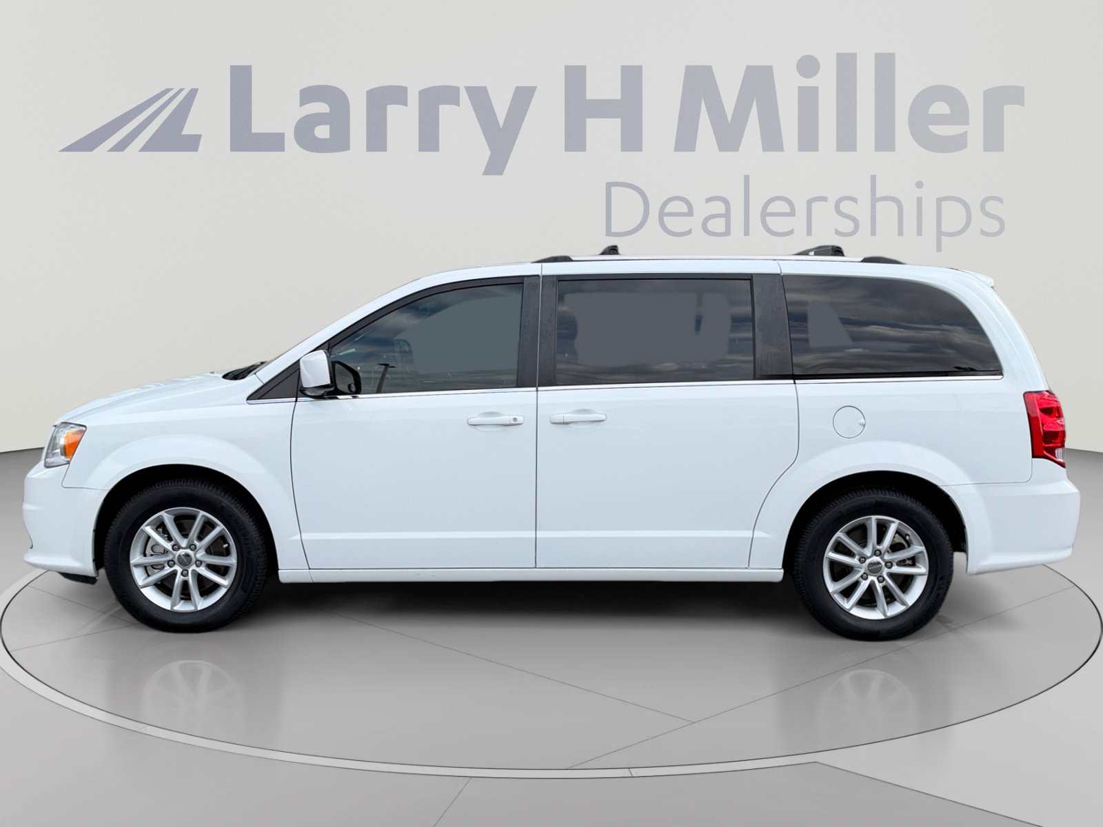 Used 2019 Dodge Grand Caravan SXT w/ Driver Convenience Group FWD image 2