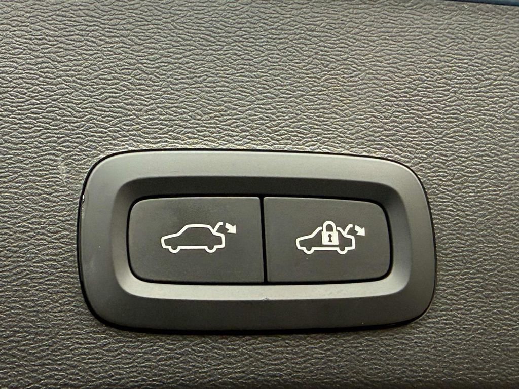 Used 2023 Volvo XC40 Recharge Plus image 18