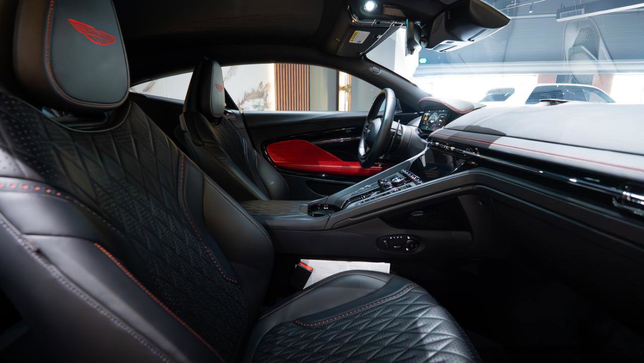 Used 2024 Aston Martin DB12 Coupe RWD image 21