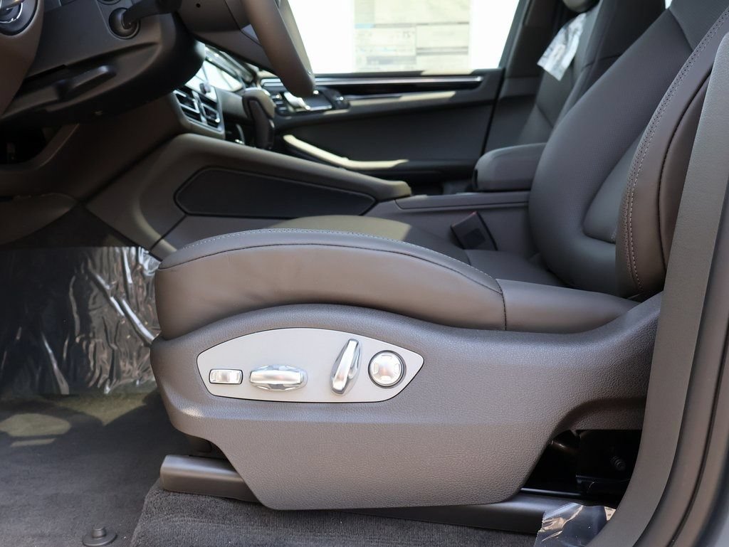 Certified 2025 Porsche Macan AWD/4WD image 34