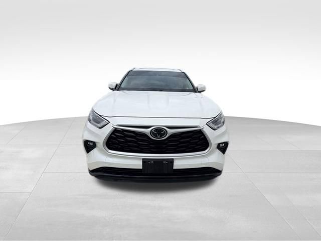 Used 2021 Toyota Highlander XLE image 3