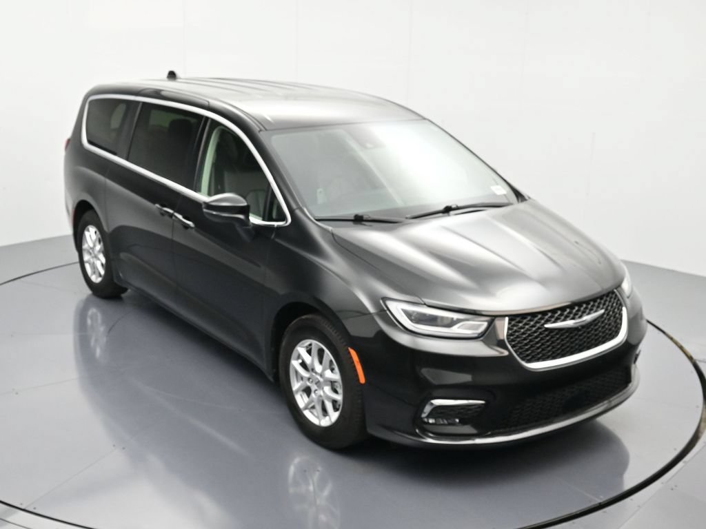 Certified 2023 Chrysler Pacifica Touring-L FWD image 32