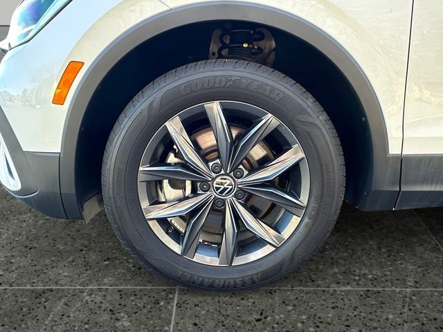 Used 2023 Volkswagen Tiguan SE w/ Panoramic Sunroof Package image 14