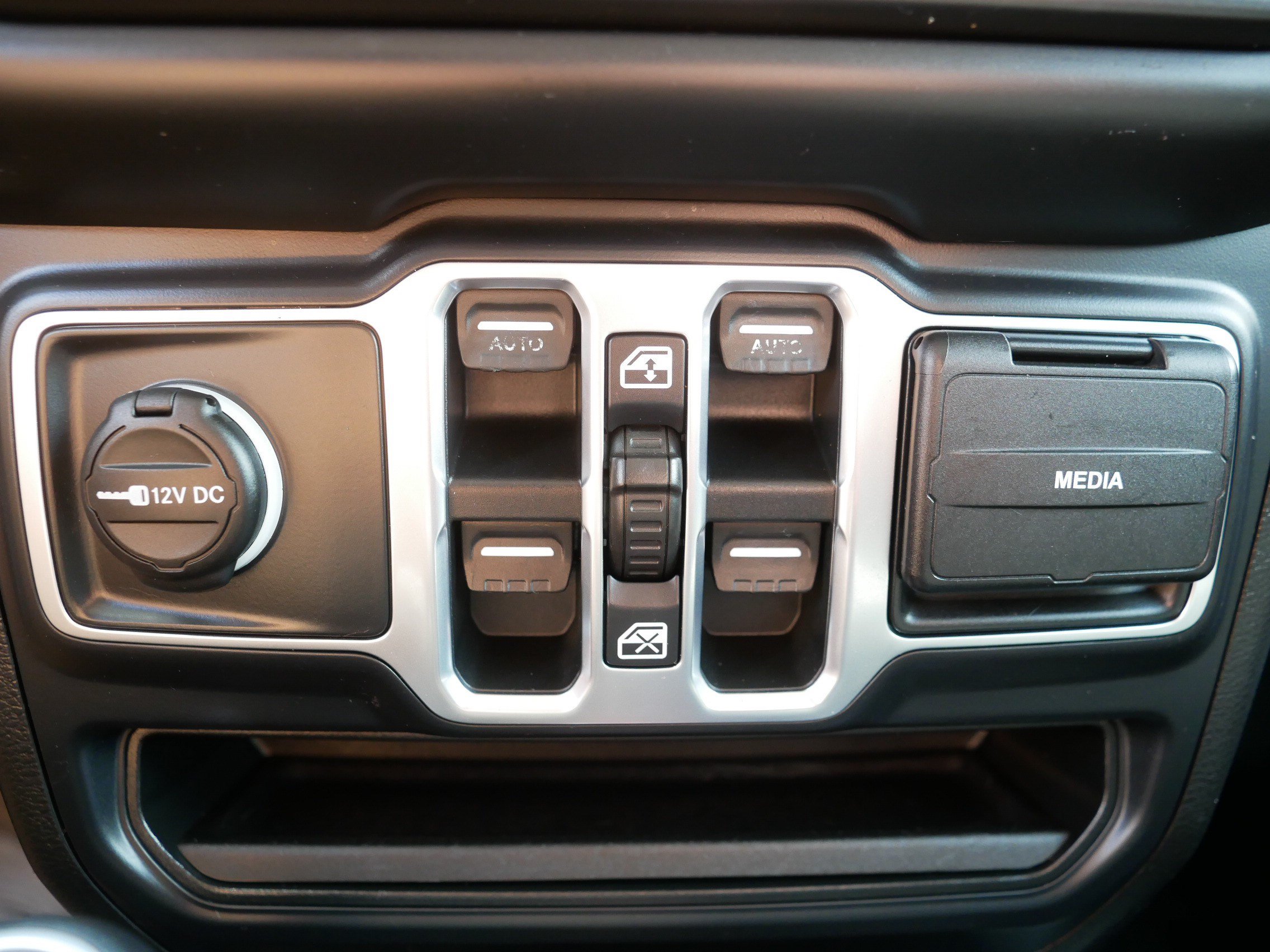 Used 2018 Jeep Wrangler Unlimited Sahara w/ Dual Top Group AWD/4WD image 31