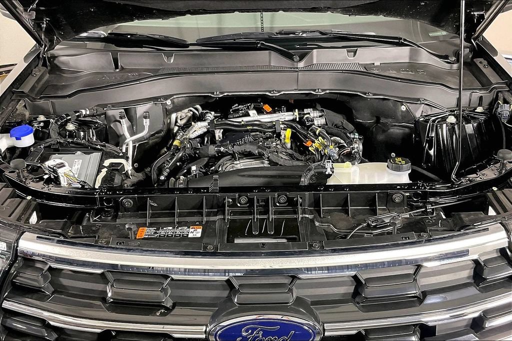 Used 2025 Ford Explorer Active w/ Active Comfort Package RWD image 12