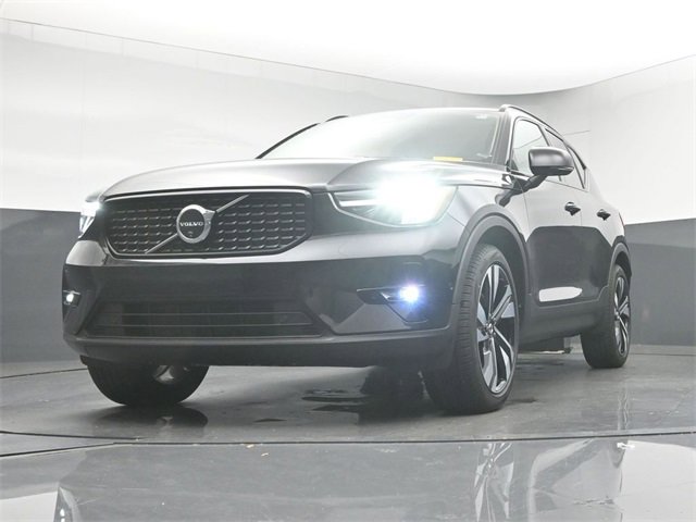 Used 2024 Volvo XC40 B5 Plus w/ Climate Package image 40