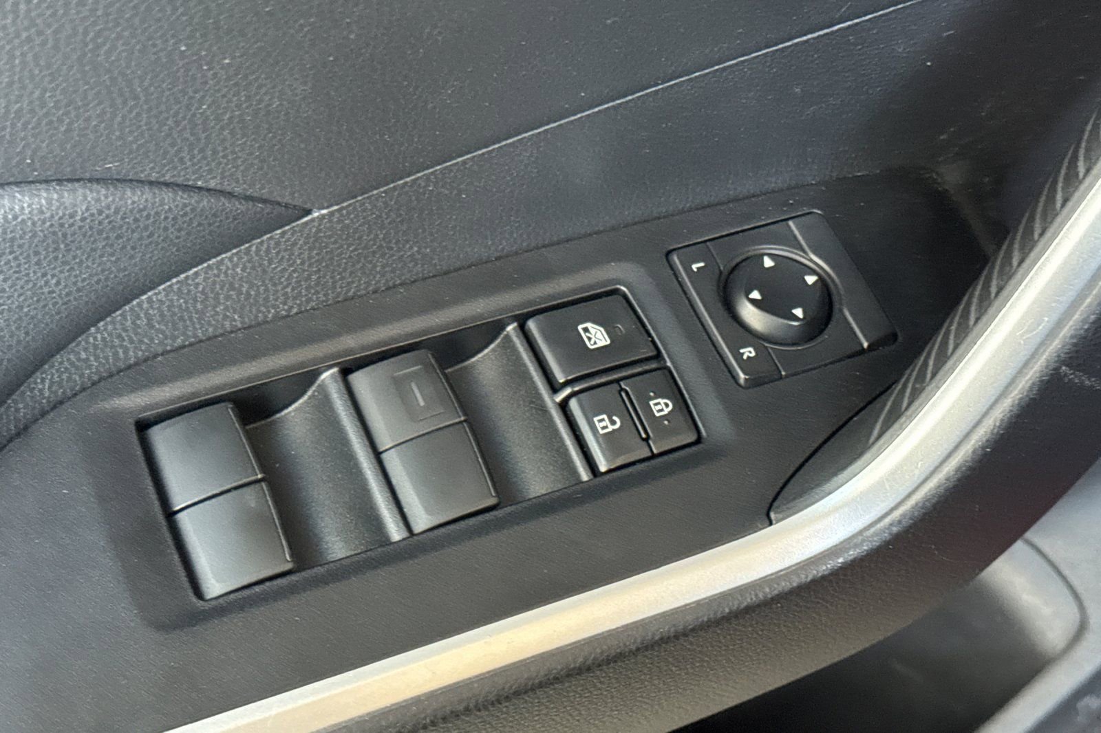 Used 2021 Toyota RAV4 XLE FWD image 15
