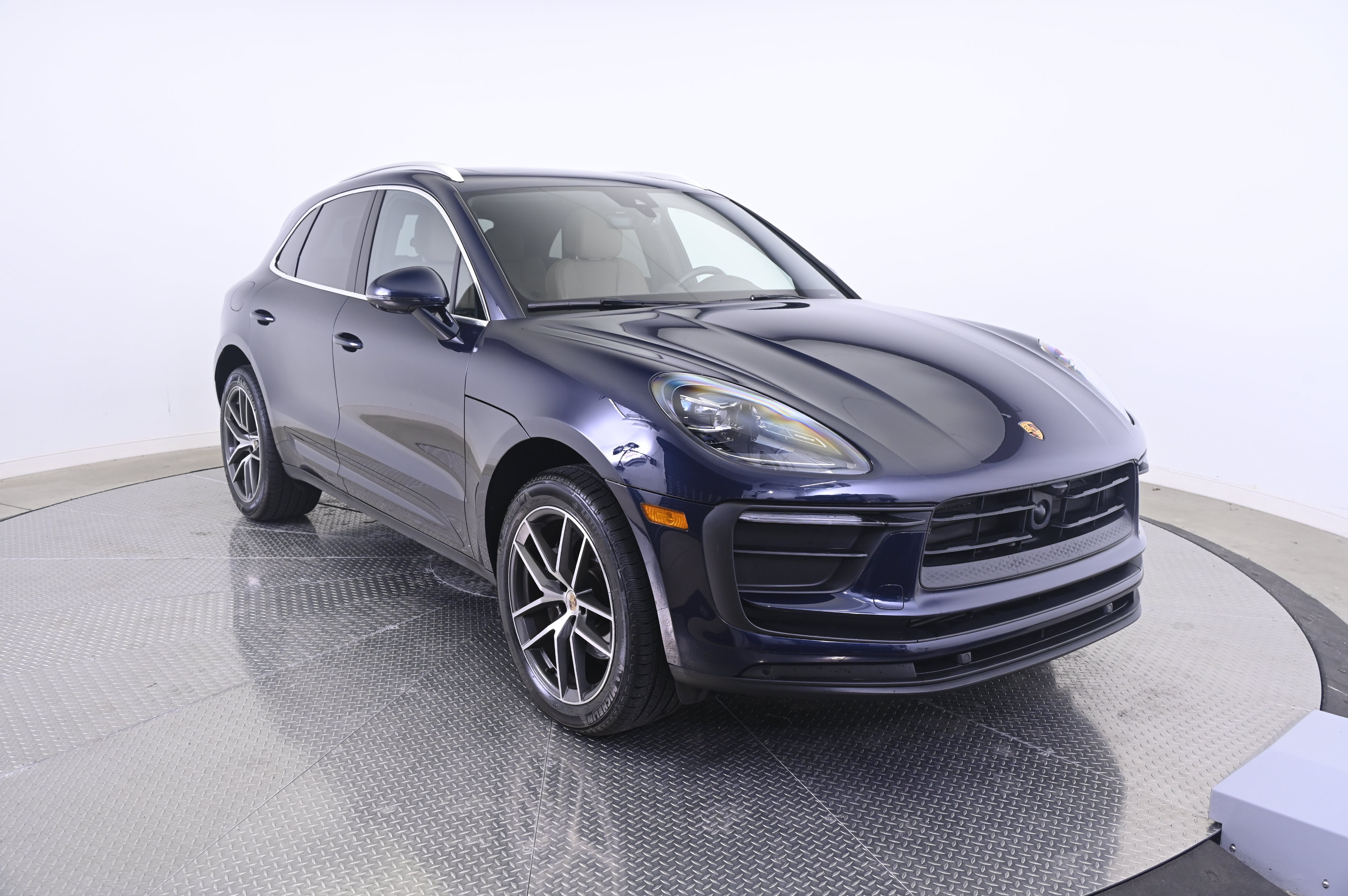 Certified 2023 Porsche Macan AWD/4WD image 9