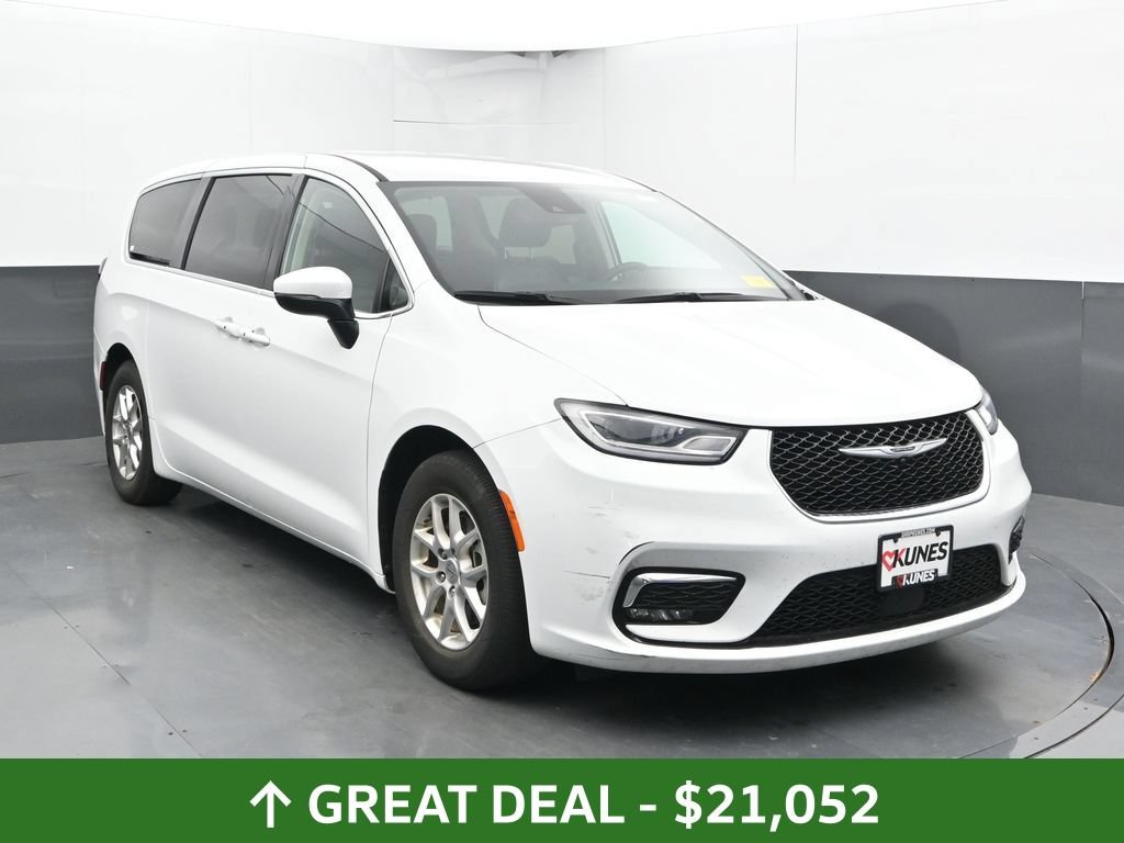 Used 2023 Chrysler Pacifica Touring-L FWD image 7