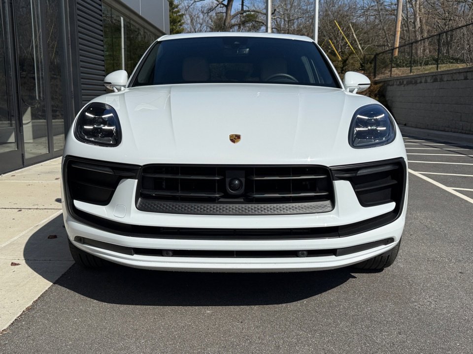 Certified 2025 Porsche Macan image 10