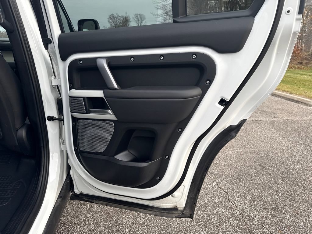 New 2024 Land Rover Defender 130 X-Dynamic SE image 17
