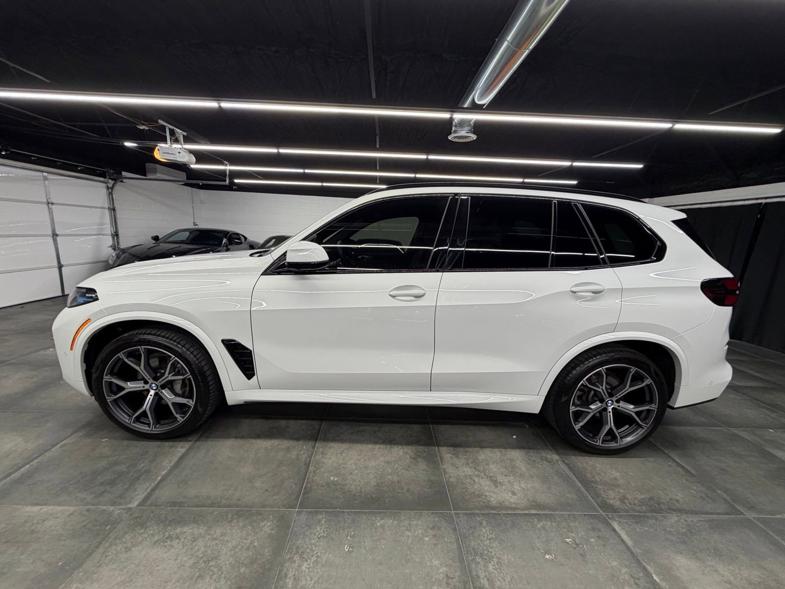 Used 2025 BMW X5 sDrive40i w/ M Sport Package image 3