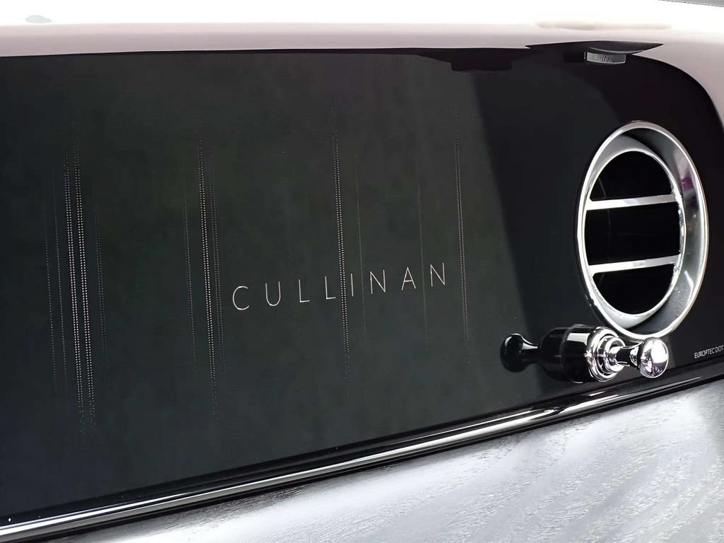 Certified 2025 Rolls-Royce Cullinan AWD/4WD image 19