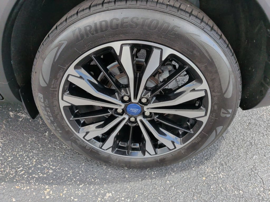 Certified 2022 Ford Escape SEL w/ SEL Stealth AWD Package image 33