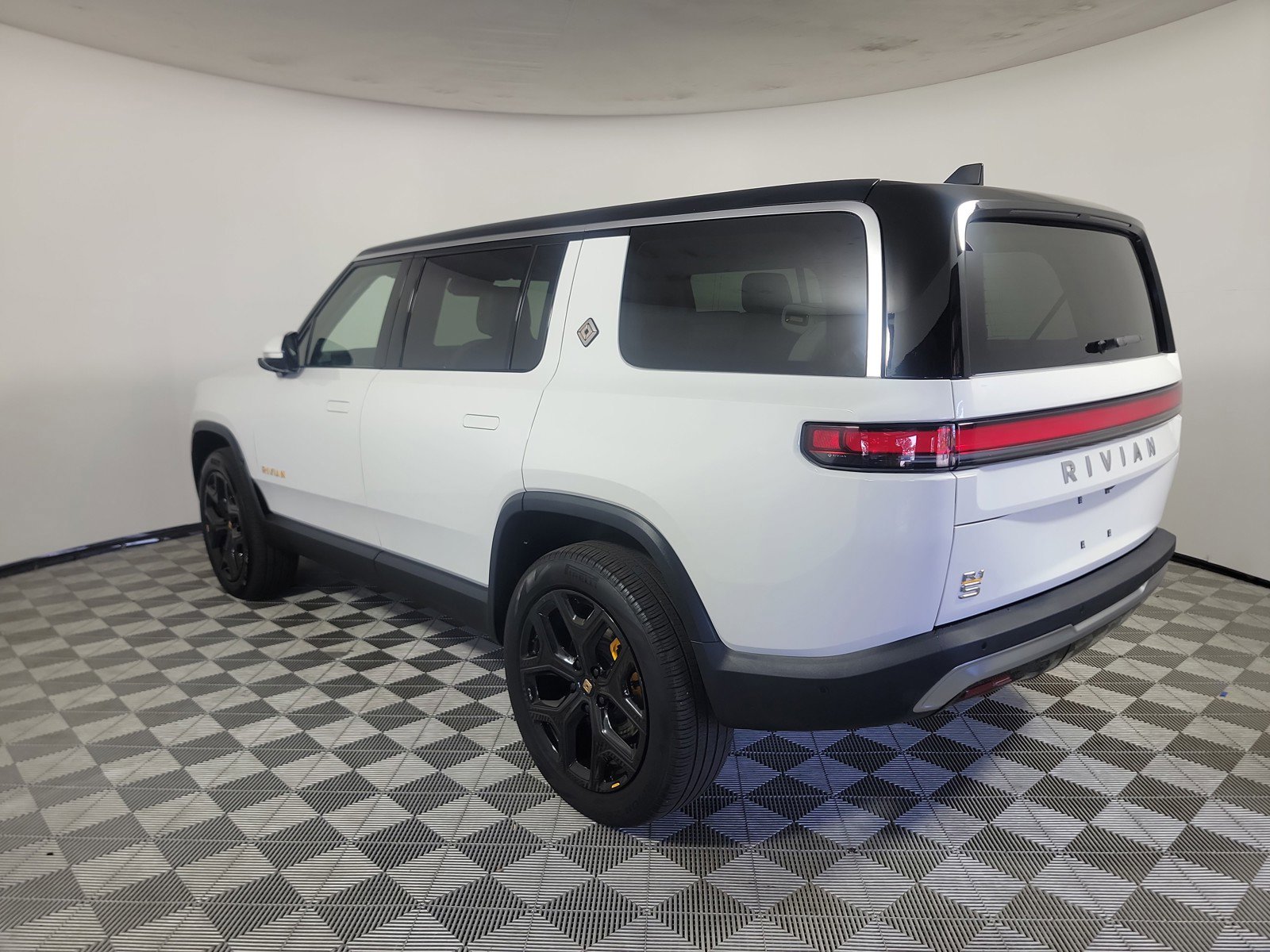 Used 2024 Rivian R1S Adventure AWD/4WD image 5