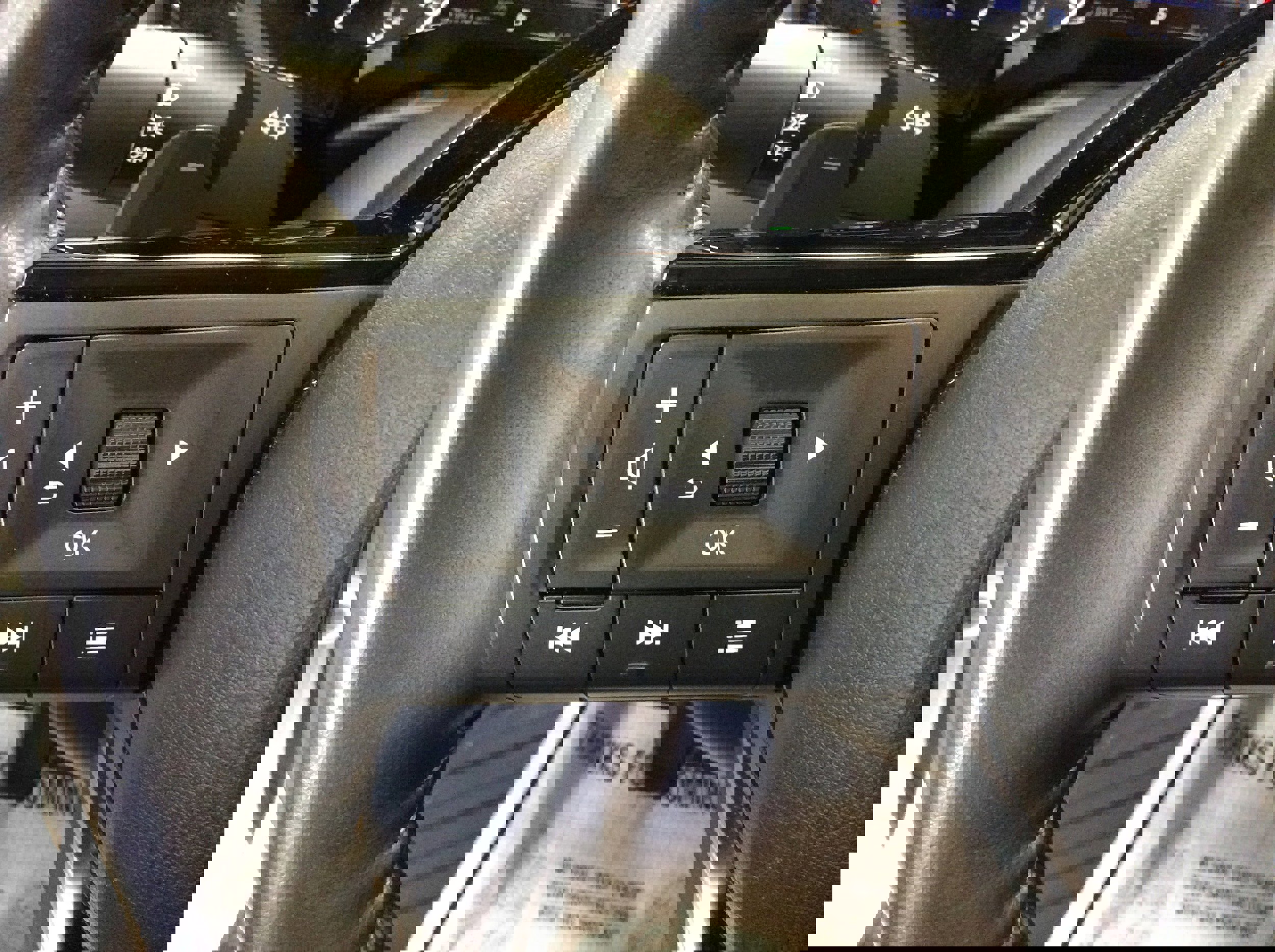 Used 2024 Nissan Pathfinder SL w/ Black Appearance Package image 21