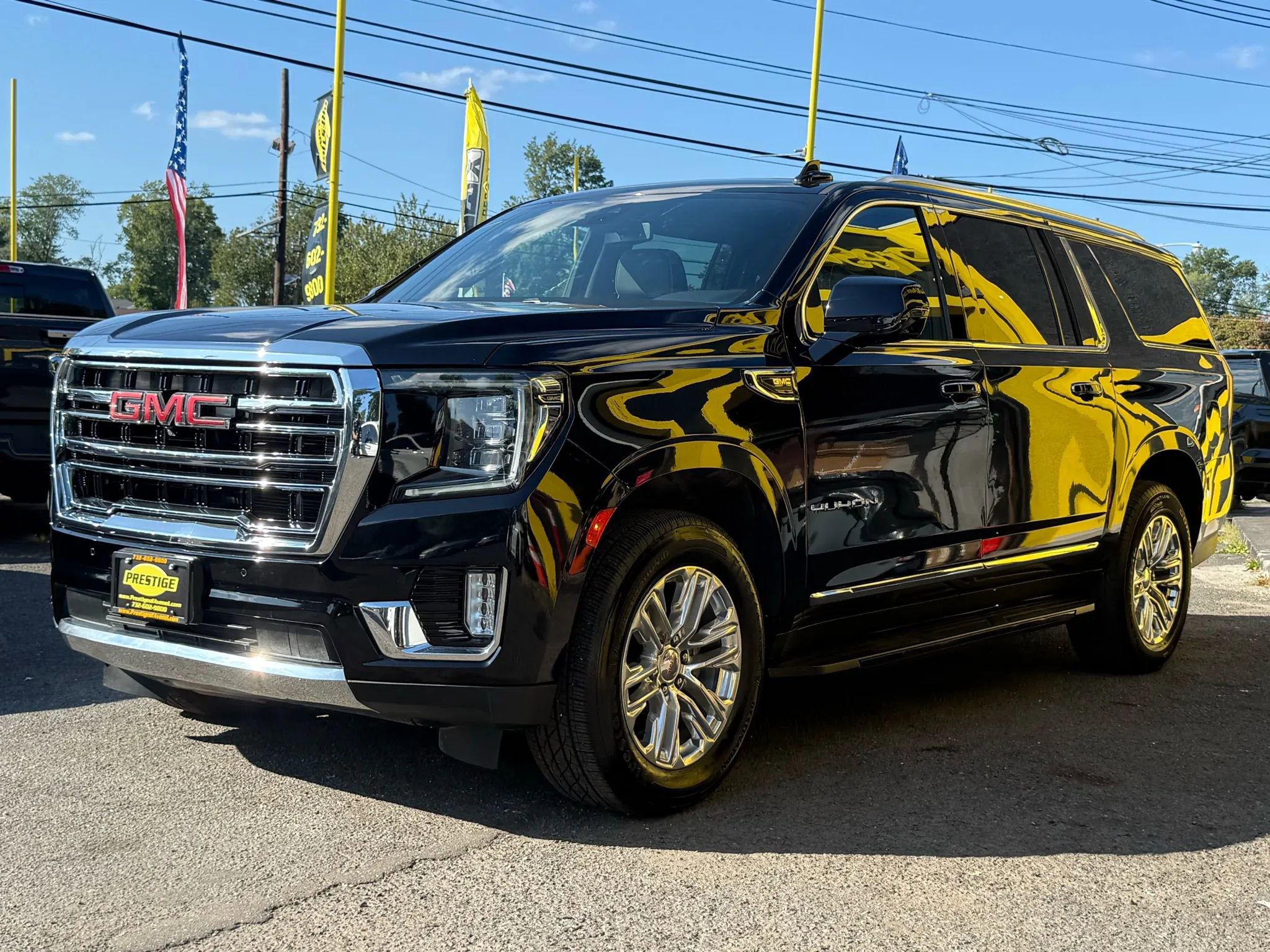 Used 2021 GMC Yukon XL SLT w/ SLT Premium Package image 3