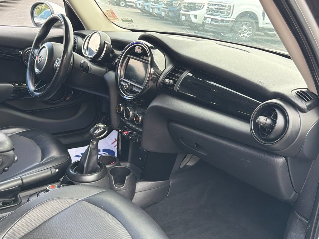 Used 2019 MINI Cooper 4-Door Hardtop FWD image 16