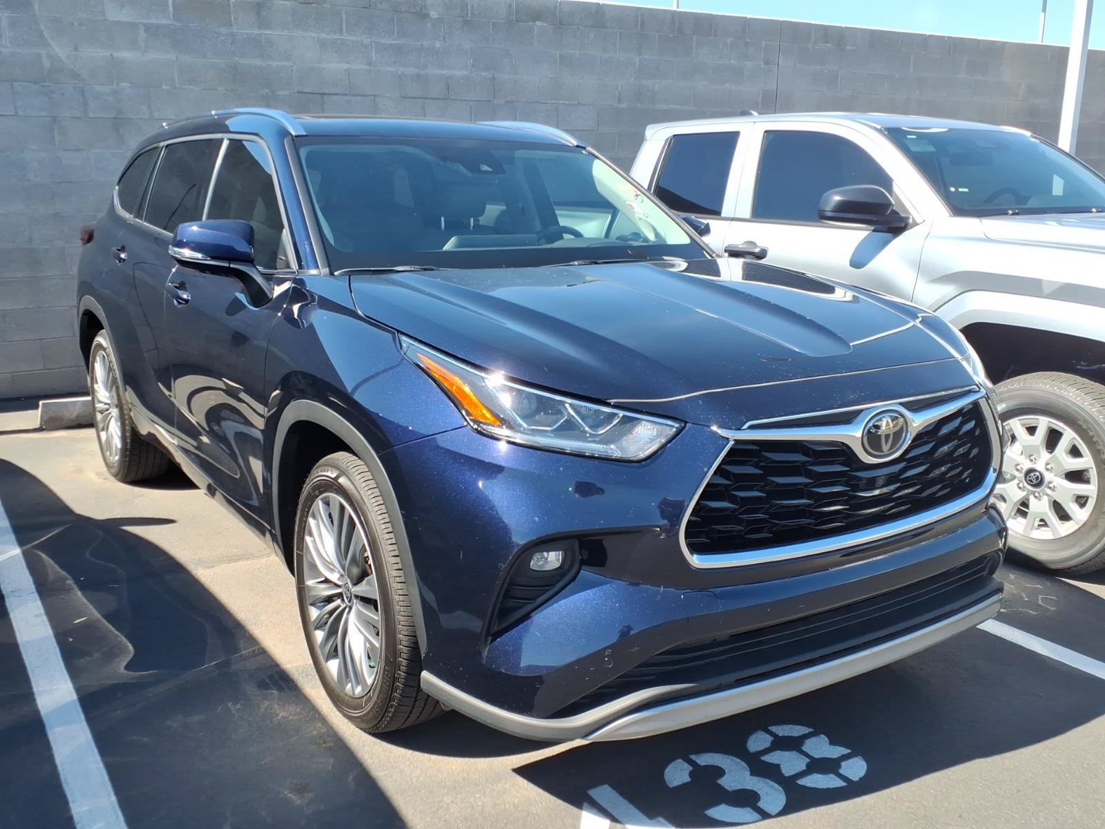 Used 2021 Toyota Highlander Platinum FWD image 2