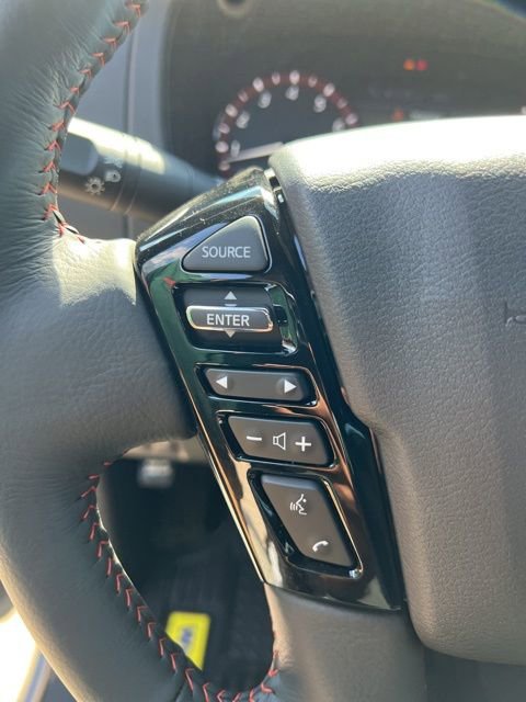 Used 2025 Nissan Frontier PRO-4X image 12