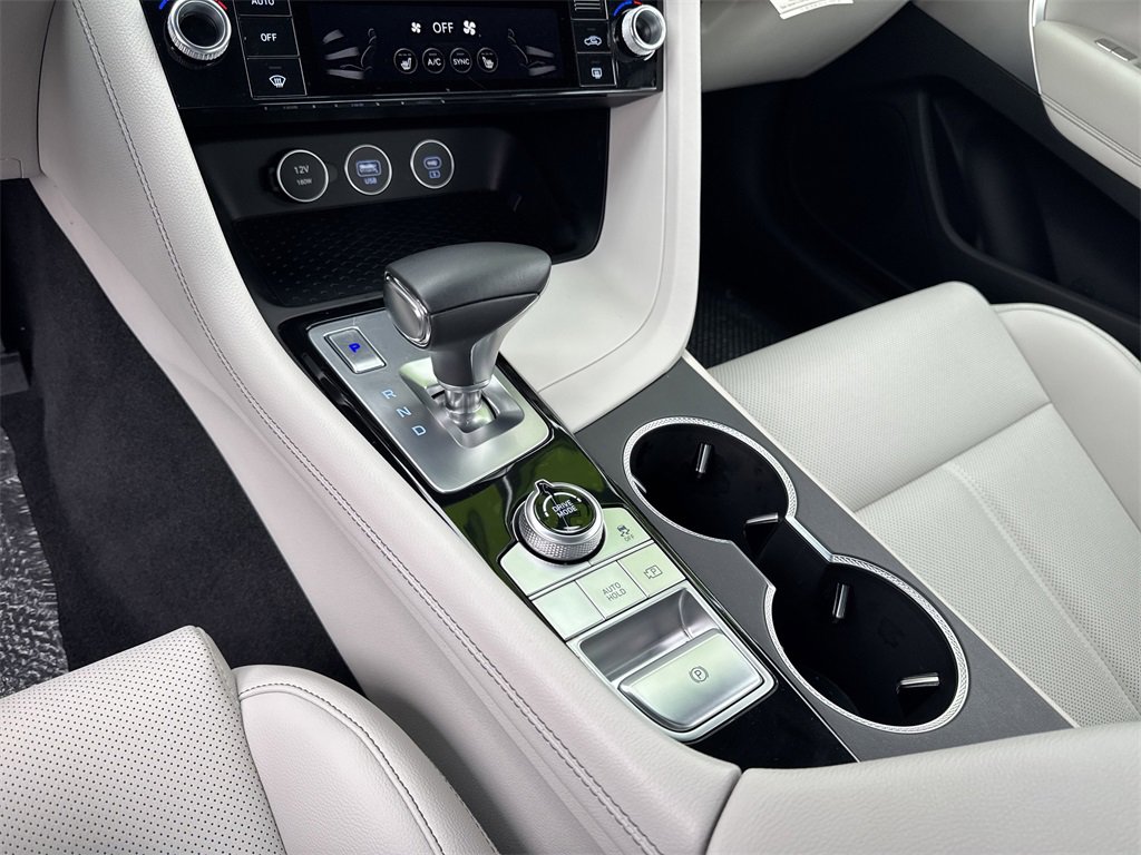 Used 2025 Genesis G70 2.5T image 34