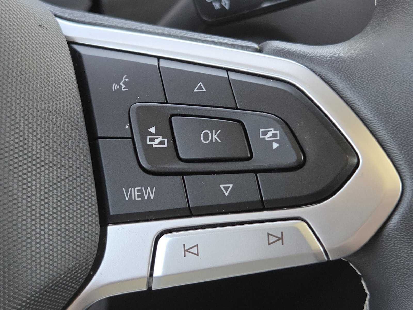 Used 2023 Volkswagen Tiguan SE AWD/4WD image 11