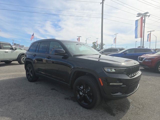 Used 2025 Jeep Grand Cherokee Limited w/ Black Appearance Package image 3