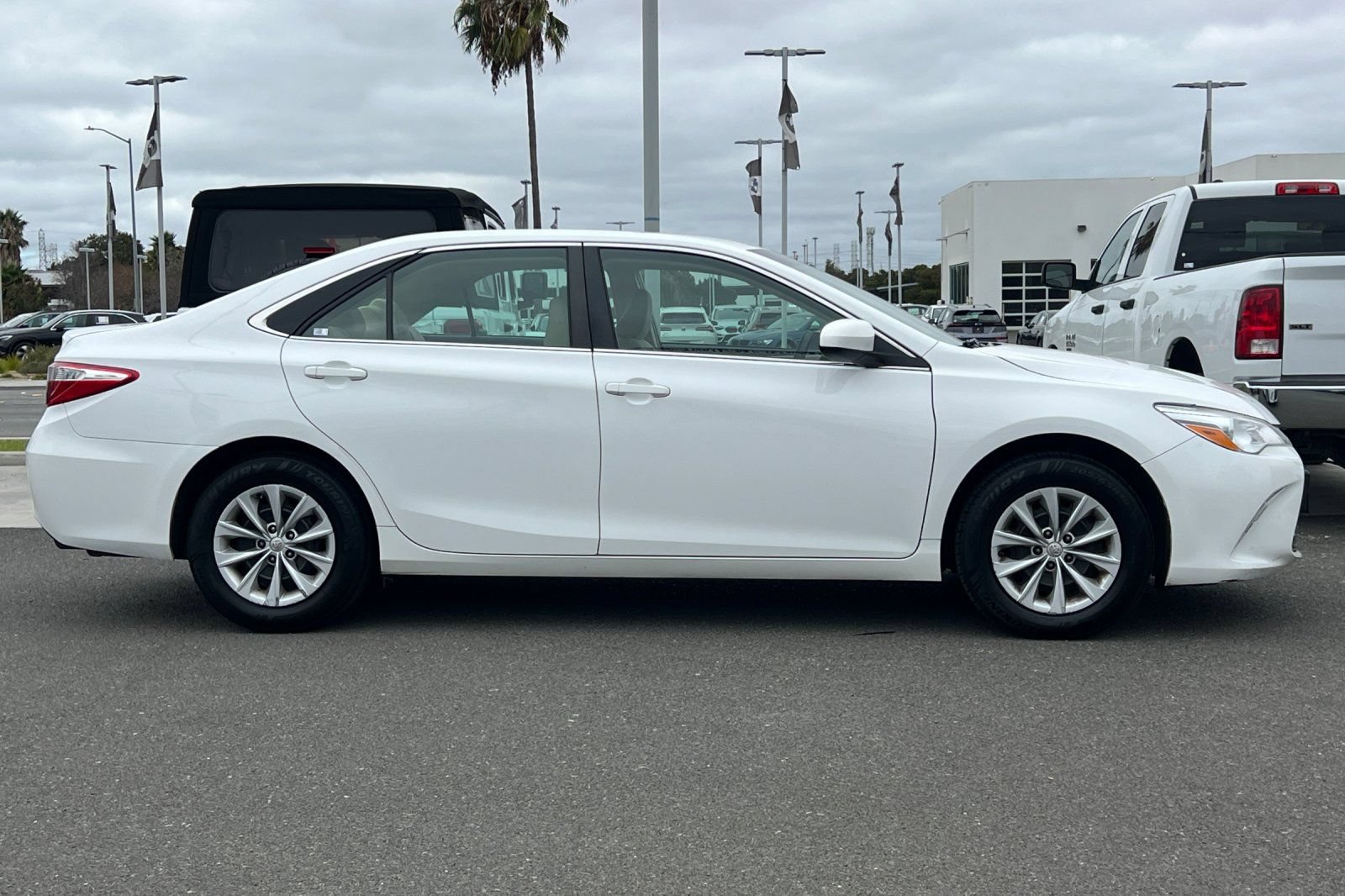 Used 2017 Toyota Camry LE FWD image 3