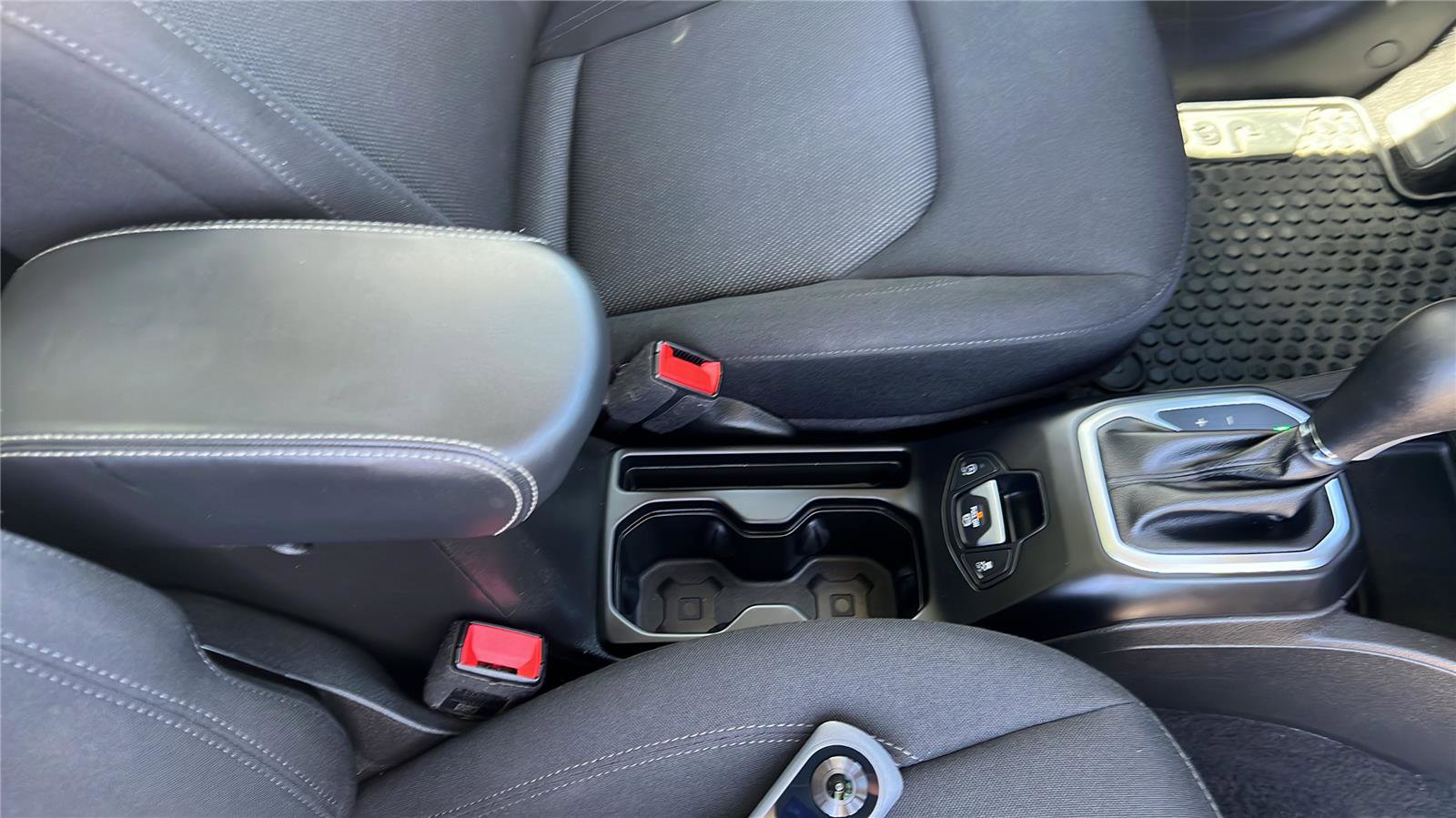 Used 2023 Jeep Renegade Latitude w/ Sun & Fun Group AWD/4WD image 17