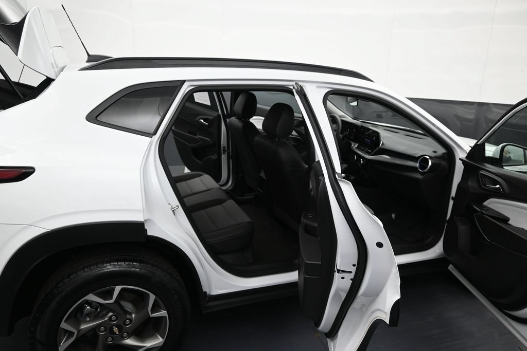 Certified 2025 Chevrolet Trax LT FWD image 10