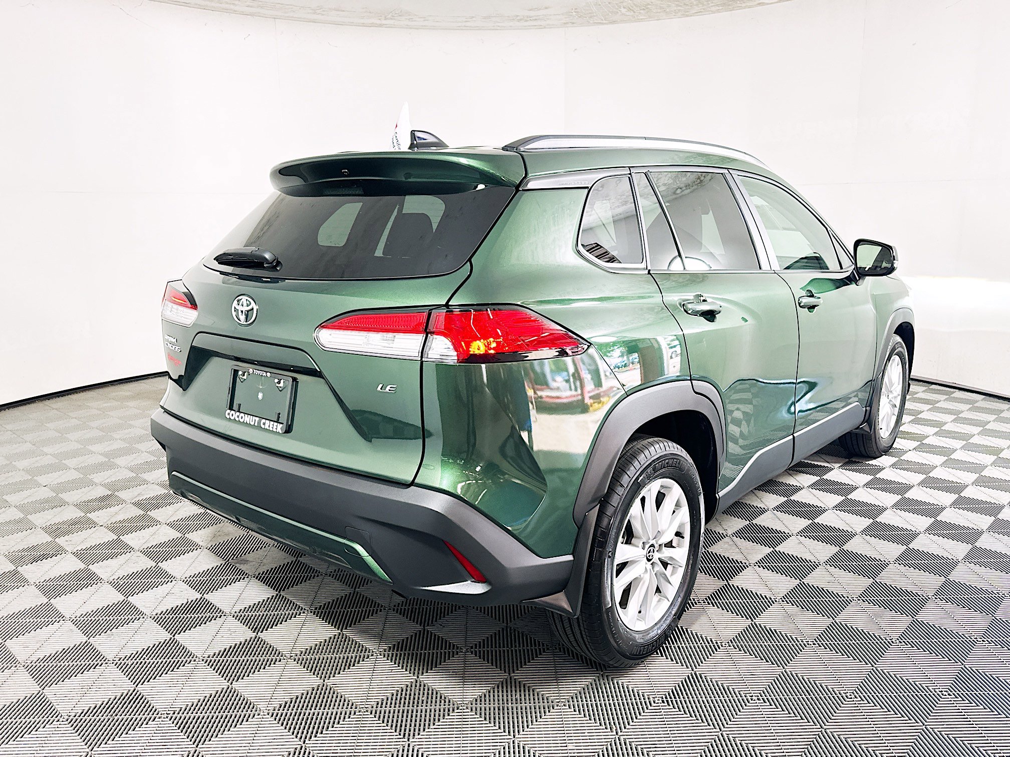 Used 2025 Toyota Corolla Cross LE image 3