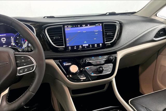 Used 2023 Chrysler Pacifica Limited FWD image 6