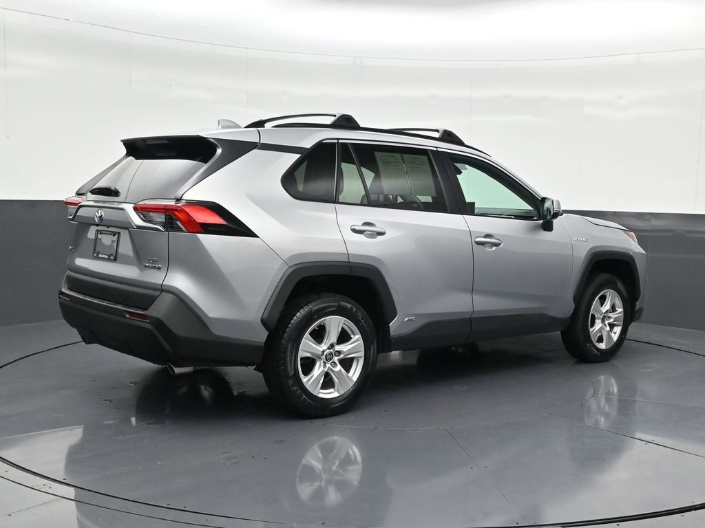Used 2021 Toyota RAV4 LE image 5