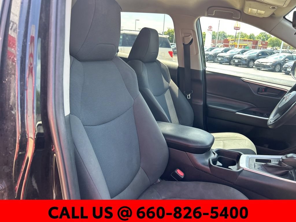 Used 2020 Toyota RAV4 LE FWD image 6