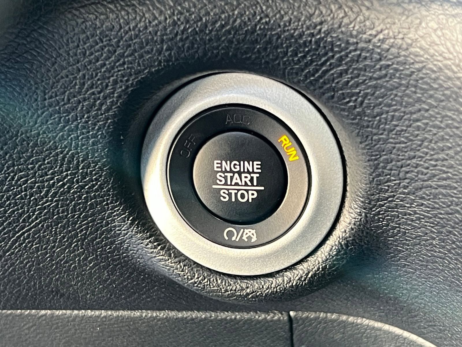 Used 2025 Chrysler Pacifica Select image 24