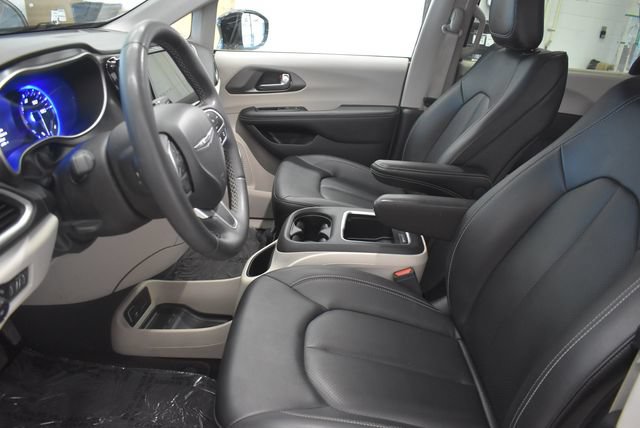 Used 2024 Chrysler Pacifica Touring-L FWD image 22