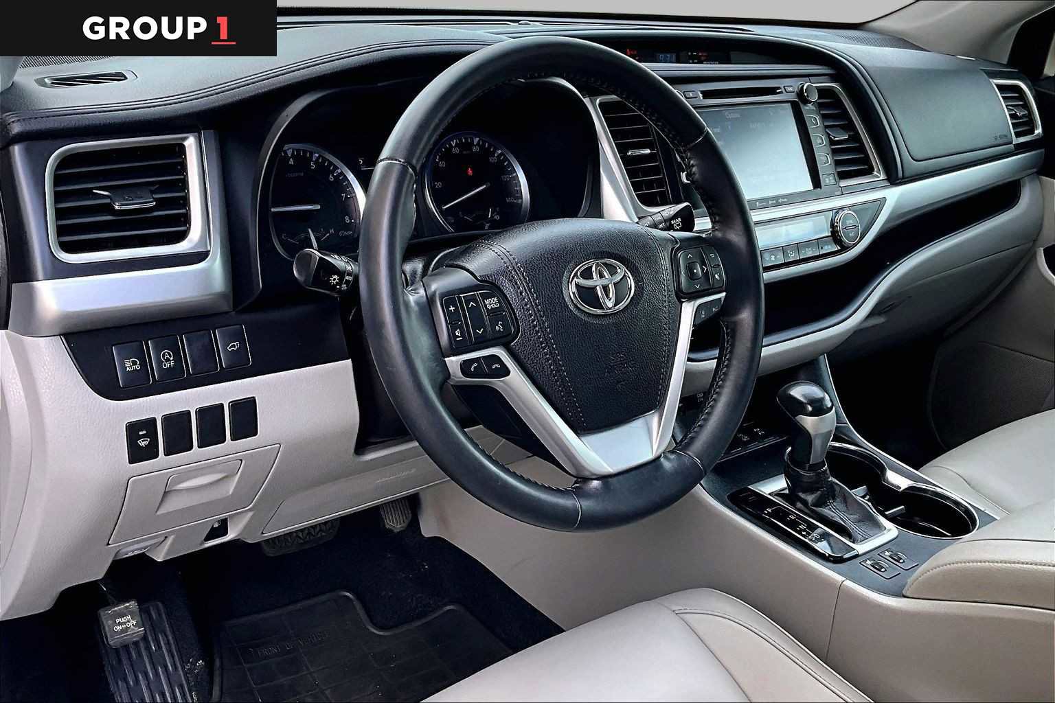 Used 2018 Toyota Highlander XLE w/ Carpet Mat Package (TMS) AWD/4WD image 18