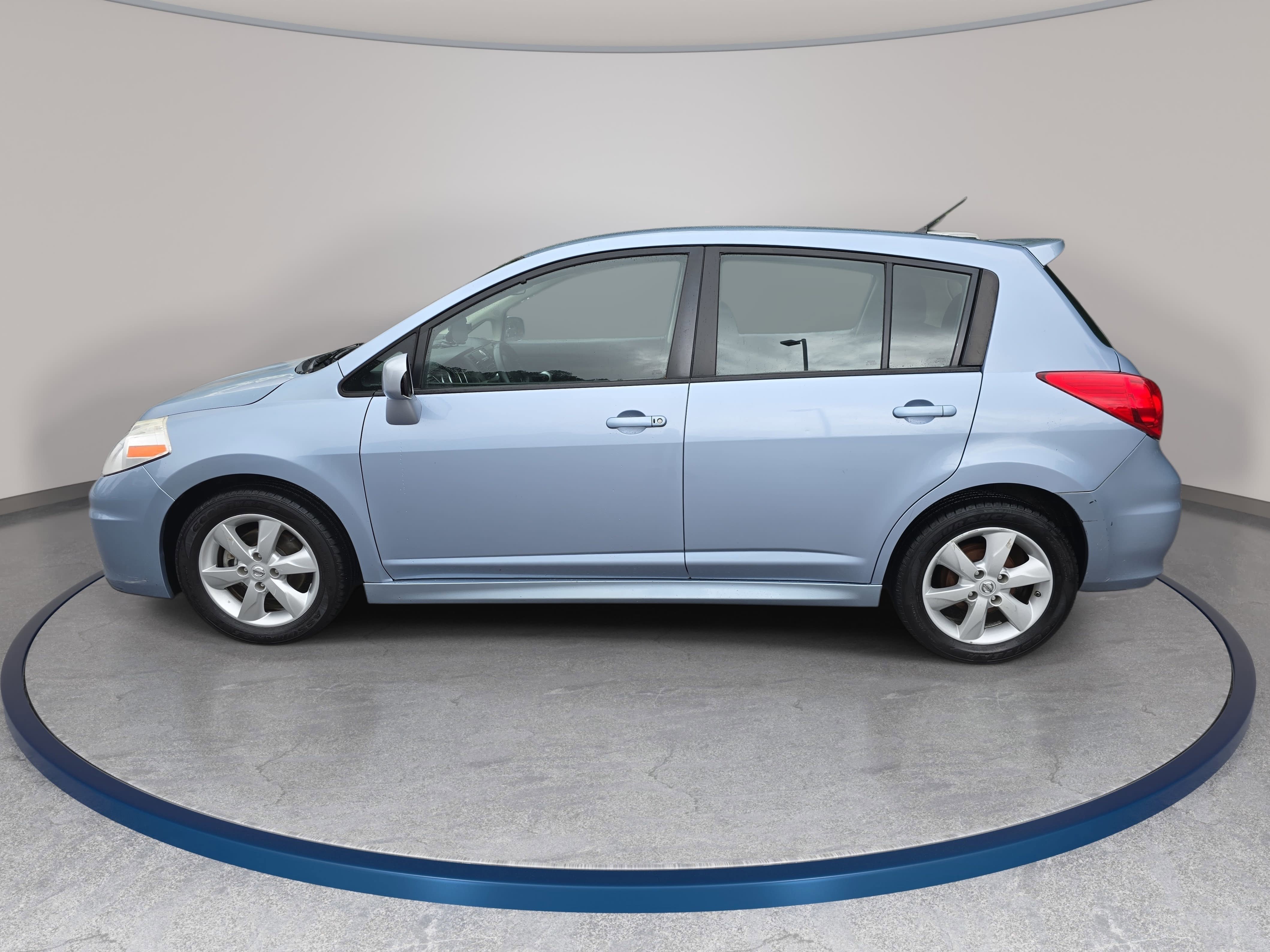 Used 2011 Nissan Versa Hatchback w/ Premium Pkg FWD image 8