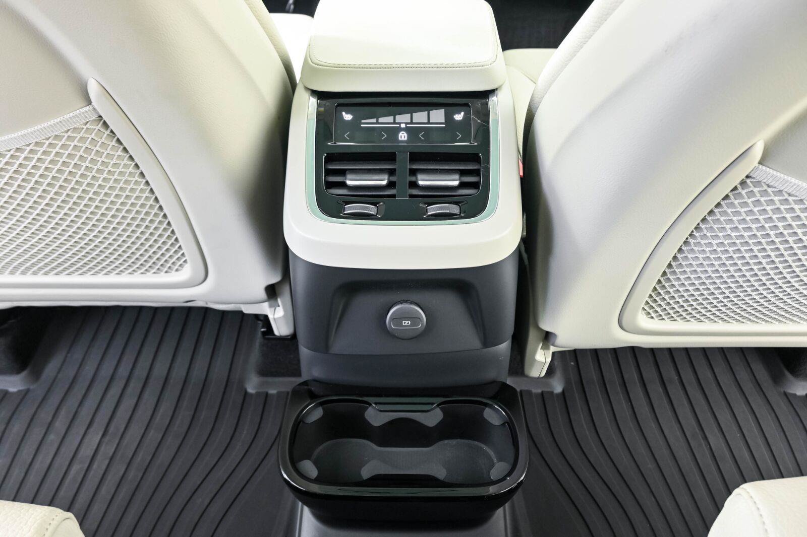 Used 2024 Volvo XC90 T8 Plus w/ Protection Package Premier AWD/4WD image 18