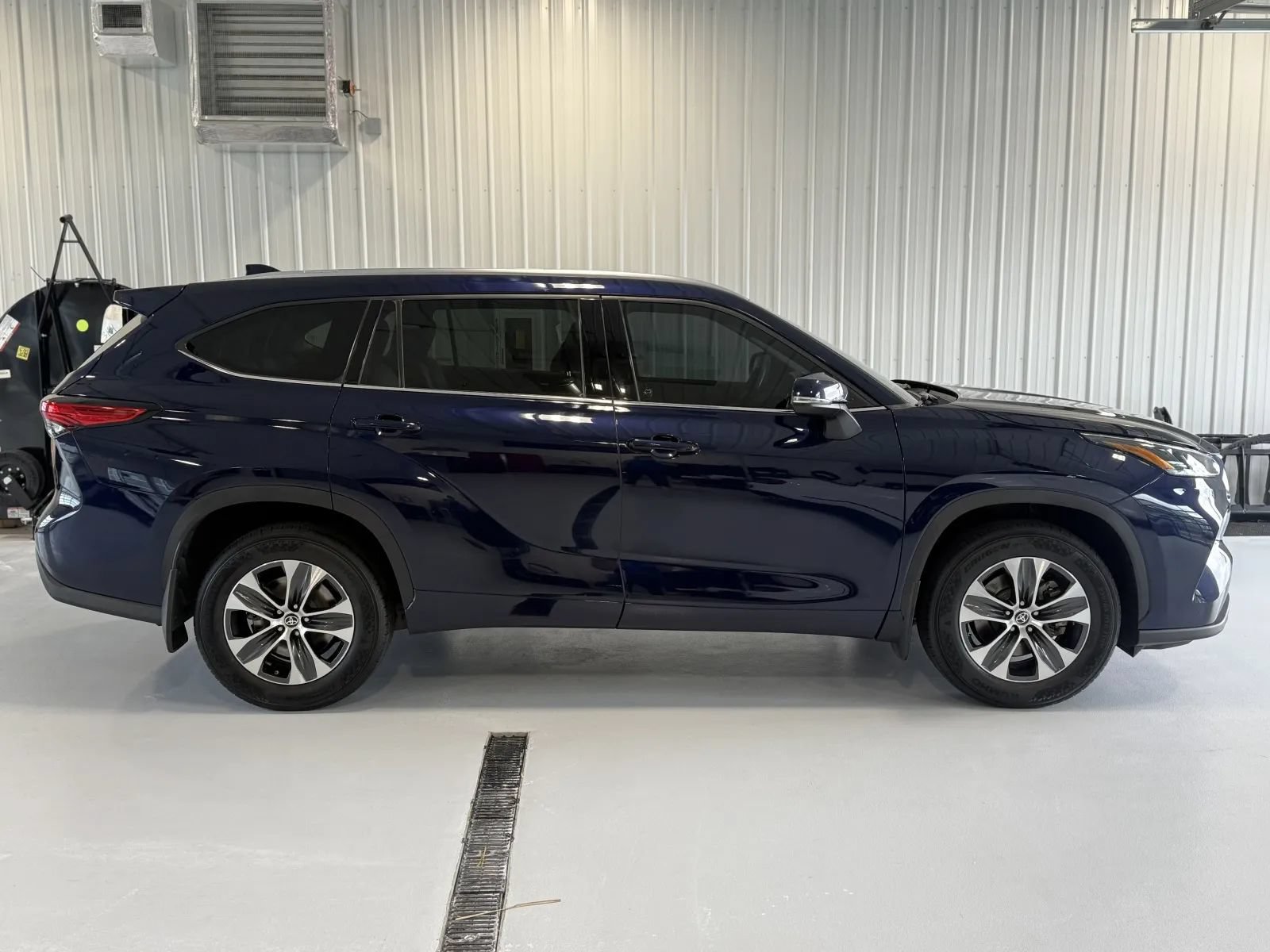 Used 2021 Toyota Highlander XLE AWD/4WD image 2