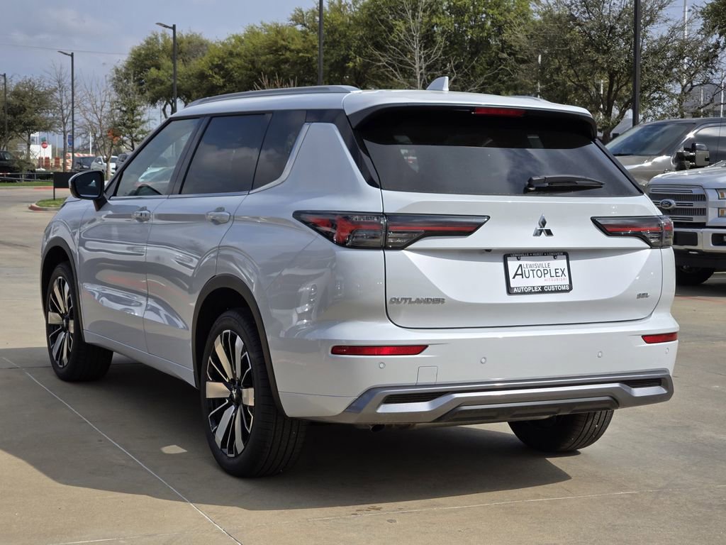 New 2026 Mitsubishi Outlander SEL image 3