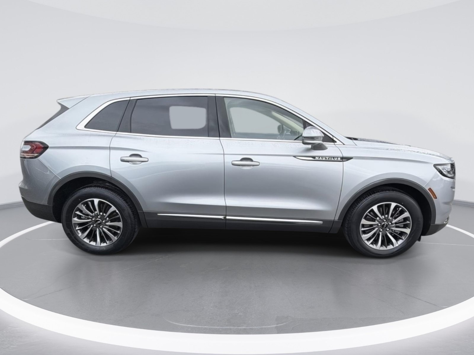 Used 2023 Lincoln Nautilus Reserve AWD/4WD image 3